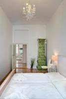 Letto o letti in una camera di Old Town Square Apartments