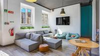 una sala de estar con un sofá y una mesa en Hostellicious, en Faro
