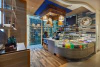 eine Bäckerei mit einer Vitrine in einem Geschäft in der Unterkunft Margaritaville Resort Times Square in New York
