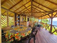 努基Hotel Piedra Piedra Lodge的一间有桌子和椅子的大餐厅