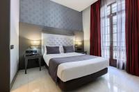 A bed or beds in a room at Hotel Ciutadella Barcelona
