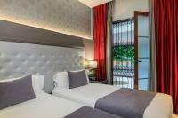 A bed or beds in a room at Hotel Ciutadella Barcelona