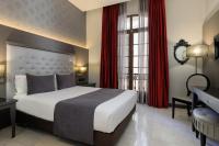 A bed or beds in a room at Hotel Ciutadella Barcelona