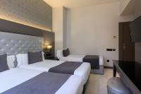 A bed or beds in a room at Hotel Ciutadella Barcelona