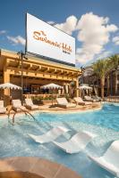 einen Pool in einem Resort mit Stühlen und einem Schild in der Unterkunft Silverton Casino Lodge in Las Vegas