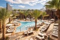 ein Bild eines Resortpools mit Liegestühlen und Palmen in der Unterkunft Silverton Casino Lodge in Las Vegas