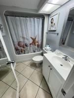 Ein Badezimmer in der Unterkunft Oceanfront Luxury 2BR King Suite Atlantica Resort