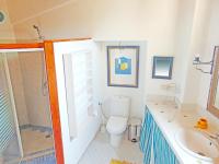 A bathroom at El Arcon