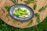 um prato de alimentos com legumes sobre uma mesa em Seegut Zeppelin em Friedrichshafen