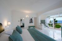 Villa Francesco Luxury Suitesにあるテレビまたはエンターテインメントセンター