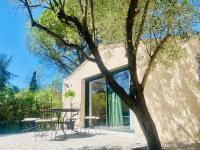 eine Terrasse mit einem Tisch und Stühlen neben einem Baum in der Unterkunft Chambre l&#39;Aqueduc in Castries