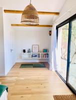 ein Wohnzimmer mit einer Hängeleuchte und Holzböden in der Unterkunft Chambre l&#39;Aqueduc in Castries