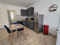 Kuchyňa alebo kuchynka v ubytovaní Appartement au calme idéalement placé à Mâcon.