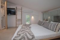 Posteľ alebo postele v izbe v ubytovaní Aristotelia Gi - Premium Luxury Villas with Private Pools