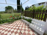 Zahrada ubytování Spacius Garden flat ,1km from the beach , Sleeps 5 ,by likeyourhome