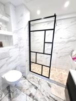 Kúpeľňa v ubytovaní T2 neuf centre ville Saint Raphaël avec terrasse et parking gratuit, kit linge et serviettes offerts ,prés de la plage et commerces!