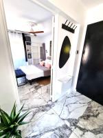Posteľ alebo postele v izbe v ubytovaní T2 neuf centre ville Saint Raphaël avec terrasse et parking gratuit, kit linge et serviettes offerts ,prés de la plage et commerces!