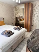 Postel nebo postele na pokoji v ubytování Premium Suites