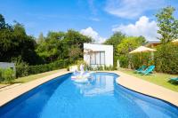 Bazén v ubytování Rakmak Kan Resort & Cafe nebo v jeho okolí