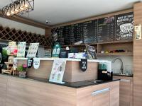Příslušenství pro přípravu čaje a kávy v ubytování Rakmak Kan Resort & Cafe