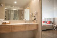 Hotel Szerokie Wody Sea & Sand Ustkaにあるベッド