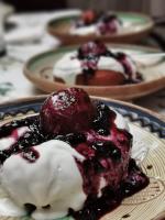 Casuta Din Padure Malaia في مالايا: حلوى مع صلصة التوت الأزرق والكريمة المخفوقة على طبق