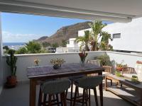 Una mesa y sillas en un balcón con vista al mar. en Apartamento Alma, en Las Negras