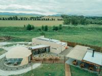 Το κτήριο όπου στεγάζεται  το οργανωμένο κάμπινγκ