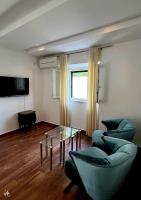 Televízia a/alebo spoločenská miestnosť v ubytovaní Apartments Corner