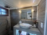 Koupelna v ubytování Kineta luxury House