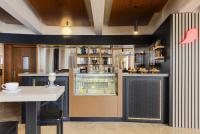 um restaurante com uma mesa branca e um balcão em Kempinski Hotel Barbaros Bay Bodrum em Yaliciftlik