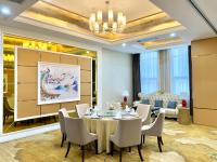 Un comedor con mesa y sillas en ST Vegas Hotel, en Ban Nong-Heo