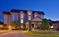 una casa grande con entrada en Millennium Durham, en Durham