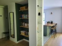 Zimmer mit grünen Wänden, einem Spiegel und einem Tisch in der Unterkunft Appartement Résidence Villeneuve in Villeneuve-lès-Avignon