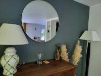 Zimmer mit einem Spiegel und einem Tisch mit zwei Lampen in der Unterkunft Appartement Résidence Villeneuve in Villeneuve-lès-Avignon