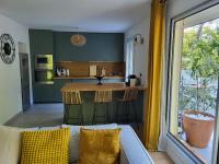 ein Wohnzimmer mit einem Sofa und einer Küche in der Unterkunft Appartement Résidence Villeneuve in Villeneuve-lès-Avignon