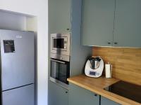eine Küche mit einem Kühlschrank und einer Kaffeemaschine in der Unterkunft Appartement Résidence Villeneuve in Villeneuve-lès-Avignon