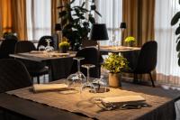 Reštaurácia alebo iné gastronomické zariadenie v ubytovaní Hotel Mirage