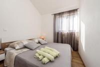 Ein Bett oder Betten in einem Zimmer der Unterkunft Moderne Wohnung in Privlaka mit Terrasse, Garten und Grill
