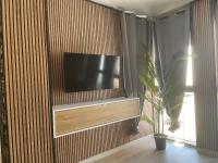 A television and/or entertainment centre at SANTA PAULA CENTRO JUNTO CATEDRAL center