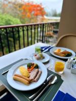 Una mesa con platos de comida encima. en The Proud Karon Beach Phuket Trademark Collection By Wyndham, en Karon Beach