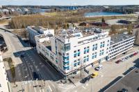 una vista aérea de un gran edificio blanco en Original Sokos Hotel Vaakuna Mikkeli, en Mikkeli