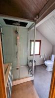 Een badkamer bij Au bon endroit -- Chambre chez l&#39;habitant -- Via Rhona