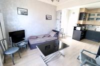 Televízia a/alebo spoločenská miestnosť v ubytovaní Le Bercail : Apt avec balcon et parking, vue phare!