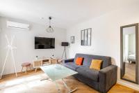 sala de estar con sofá y mesa en Charming 2rooms apartmentHeart of Cannes, en Cannes