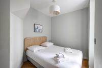 1 dormitorio con 1 cama con toallas en Charming 2rooms apartmentHeart of Cannes, en Cannes