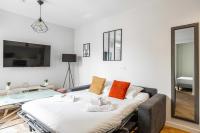1 dormitorio con 1 cama grande y mesa de cristal en Charming 2rooms apartmentHeart of Cannes, en Cannes