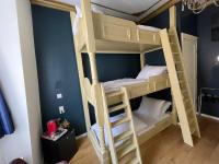 Ein Bett oder Betten in einem Zimmer der Unterkunft Amsterdam Rembrandt Square city center Hotel