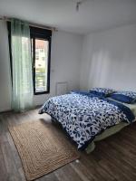 Cama ou camas em um quarto em Appartement F3 &eacute;l&eacute;gant avec balcon &agrave; 15 mn de Paris, Stade de France, CDG