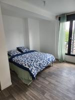 Cama ou camas em um quarto em Appartement F3 &eacute;l&eacute;gant avec balcon &agrave; 15 mn de Paris, Stade de France, CDG
